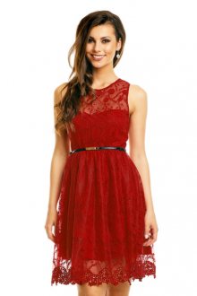 Společenské šaty MAYAADI krajkové s páskem středně dlouhé červené - S