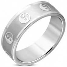 Širší prsten z chirurgické oceli - symbol jin a jang, matný pás, lesklé hrany, 8 mm K07.07