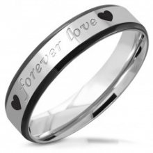 Ocelový prsten - nápis \"forever love\" a srdíčka, černé zkosené hrany, 5 mm J03.15