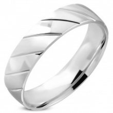 Prsten stříbrné barvy z oceli - zrcadlově lesklý povrch, šikmé zářezy, 6 mm J05.15