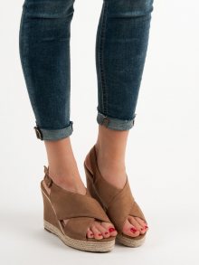 Komfortní hnědé dámské  sandály na klínku