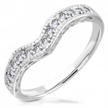 Ocelový prsten ve stříbrném barevném odstínu - zvlněná linie vykládaná zirkony C22.04