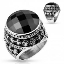 Patinovaný ocelový prsten, černý broušený kámen, obrys z malých lebek M06.15