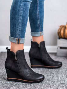 Moderní  kotníčkové boty dámské černé na klínku