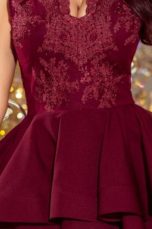 Dámské exkluzivní šaty s krajkovým dekoltem a dvojitou sukénkou bordó - XL