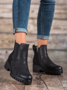 Krásné černé  kotníčkové boty dámské na širokém podpatku