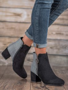 Praktické černé dámské  kotníčkové boty na širokém podpatku