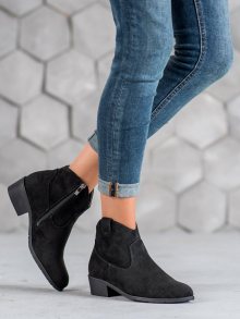 Pěkné černé dámské  kotníčkové boty na širokém podpatku