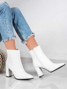 Pěkné bílé dámské  kotníčkové boty na širokém podpatku