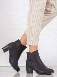 Jedinečné  kotníčkové boty dámské černé na širokém podpatku