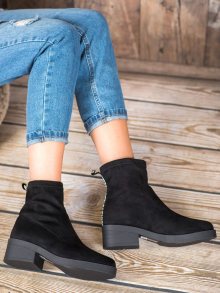 Zajímavé černé dámské  kotníčkové boty na plochém podpatku