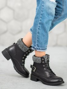 Praktické  kotníčkové boty černé dámské na širokém podpatku