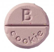 Bomb Cosmetics Šumivá tableta do sprchy Cookie (Shower Mixer) 95 g
