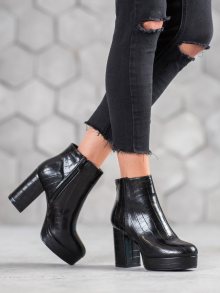 Moderní  kotníčkové boty černé dámské na širokém podpatku