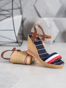 Moderní vícebarevné dámské  sandály na klínku