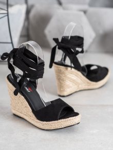 Módní černé dámské  sandály na klínku