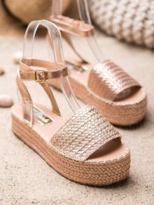 Pěkné dámské  sandály zlaté bez podpatku