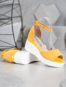 Zajímavé zlaté  sandály dámské na klínku