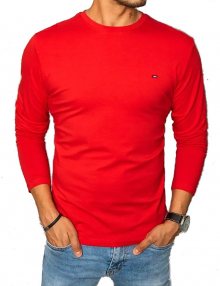 červené tričko s dlouhým rukávem