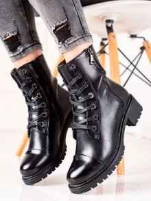 Pěkné černé dámské  kotníčkové boty na plochém podpatku