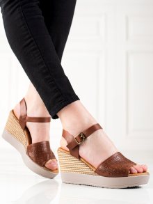 Krásné dámské hnědé  sandály na klínku