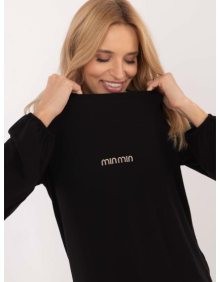 Černá halenka s dlouhým rukávem a kulatým výstřihem