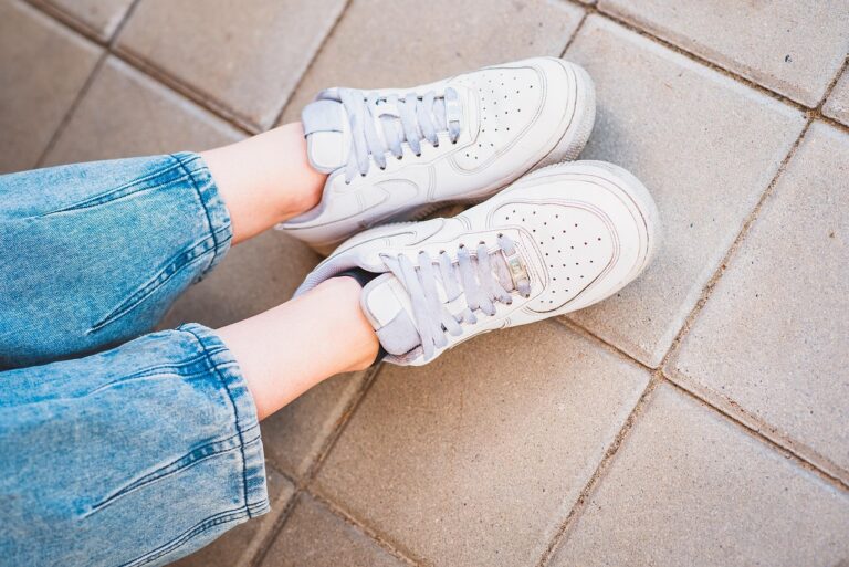 Pánské sneakers v každodenní kombinaci – 5 stylových tipů na jaro a léto